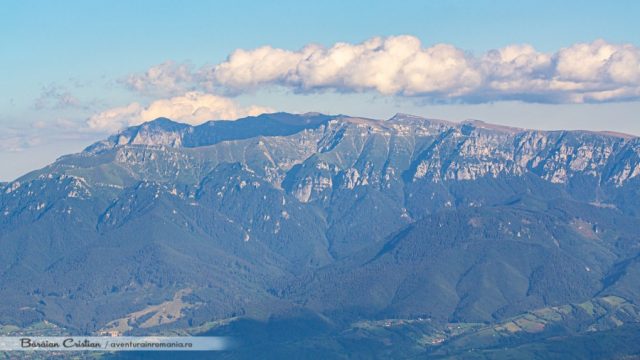Munții Bucegi văzuți din Piatra Craiului